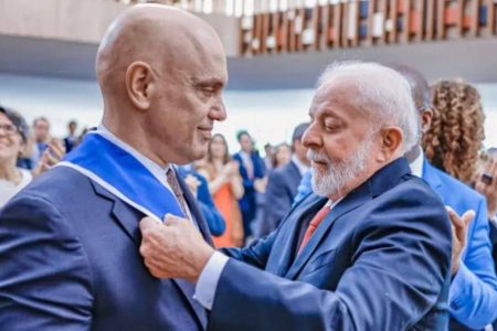 Lula é pressionado a reagir caso STF livre Moraes de investigação