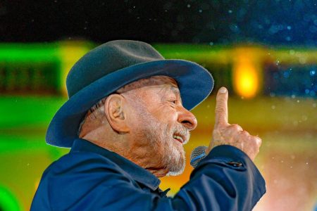 Lula diz que dará recado a Trump: “Nenhum presidente de outro país vai meter bedelho nas eleições”