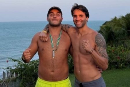Filho de Ivete Sangalo chama atenção pela altura ao aparecer com o pai durante viagem