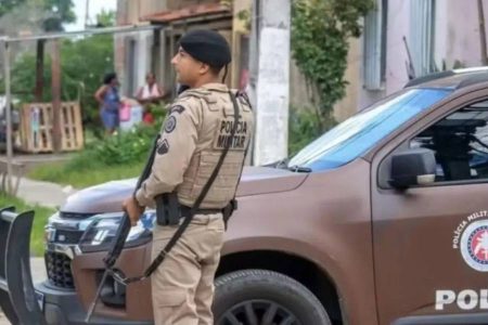 Mãe é presa embriagada após abandonar filhos de 1 e 2 anos em situação de vulnerabilidade na Bahia