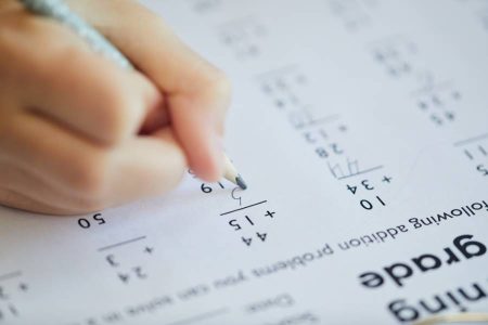 Sete em cada 10 alunos brasileiros de 15 anos não atingem nível básico em matemática