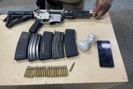Operação da PM prende faccionado baiano ligado agrupo carioca e apreende fuzil em Lauro de Freitas