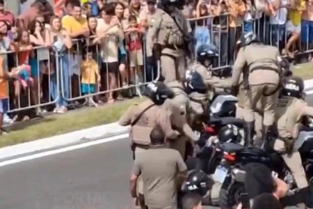 Policiais perdem equilíbrio e caem de motos durante desfile de 7 de Setembro na Bahia