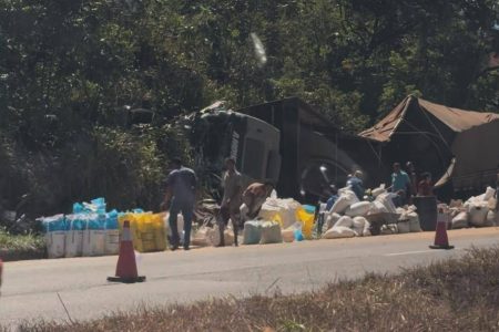 Acidente entre duas carretas é registrado na BR-324; carga é saqueada