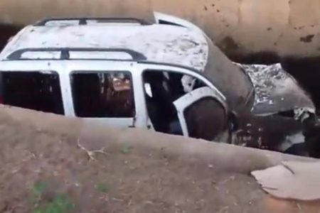 Carro cai em córrego após idosa atropelar mulher na Avenida ACM, em Salvador