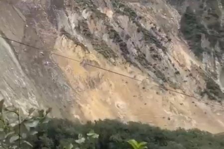 Vídeo mostra mega deslizamento de montanha no Nepal