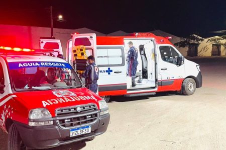 Homem é alvo de ataque a tiros após dupla encapuzada invadir casa em Conceição do Coité