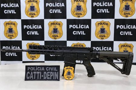 Polícia encontra fuzil escondido em imóvel durante operação contra o tráfico em Ilhéus