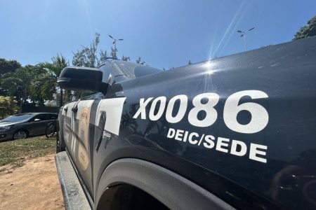 Carro furtado é encontrado desmontado em oficina na Avenida Suburbana