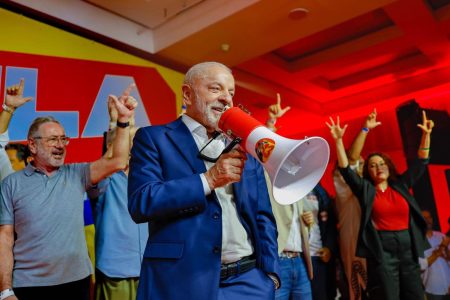 Lula afirma que no 2º turno vai atrás dos eleitores que deixaram de votar neste domingo (4)