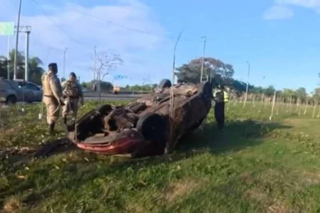Carro capota e deixa uma pessoa ferida perto do Aeroporto de Salvador