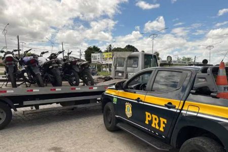 PRF apreende cinco motos com sinais adulterados durante fiscalização na BR-101, na Bahia