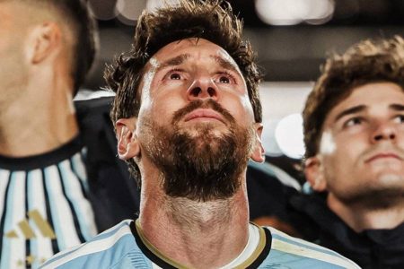 Messi se despede da Argentina com gol, duas assistências e festa no Monumental