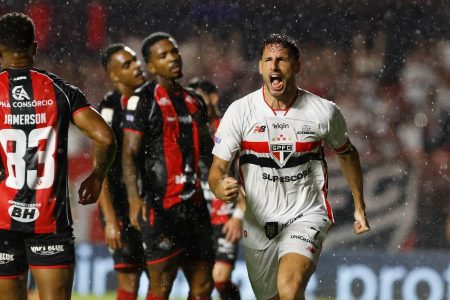 Com dois gols de Calleri, Vitória é derrotado pelo São Paulo no MorumBis