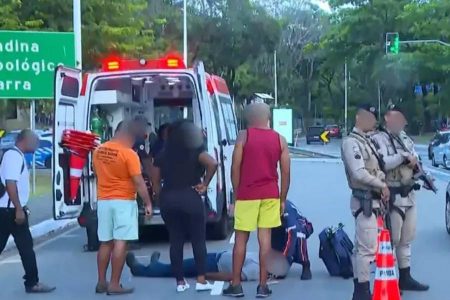 Casal fica ferido após queda de moto ao tentar desviar de cachorro na Av. Garibaldi