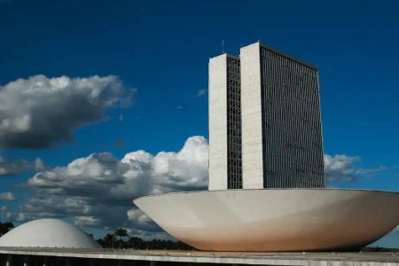 Parte do teto da Câmara dos Deputados desaba e corredor é interditado