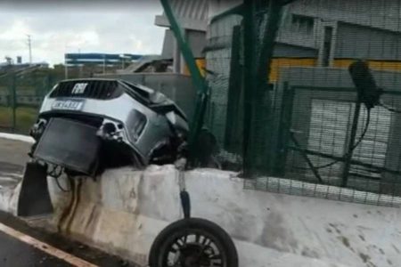 Carro invade área de estação do metrô e provoca lentidão na Avenida Paralela