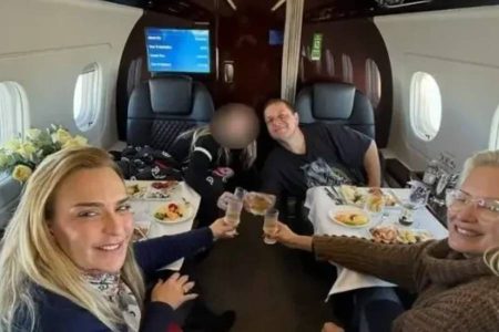 Fotos mostram Lulinha e lobista em viagem internacional a bordo de jatinho de luxo