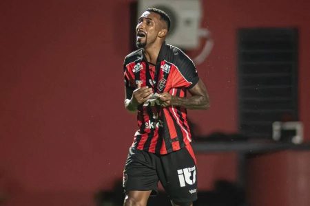 Mateus Silva recebe alta após sofrer lesão no tórax durante jogo do Vitória