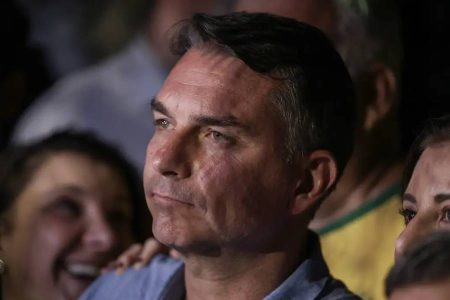 Flávio Bolsonaro pode ter fugido para os EUA; PF consulta Argentina