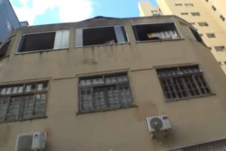 Incêndio em apartamento deixa dois feridos e destrói imóvel na Barra
