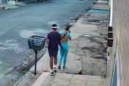 Câmera de segurança registra momento em que suspeito de estupro aborda mulher em Barreiras