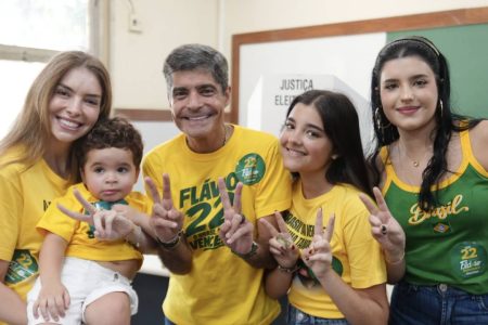 ACM Neto vota em Salvador e reafirma apoio a Flávio: “Melhor caminho para o Brasil”