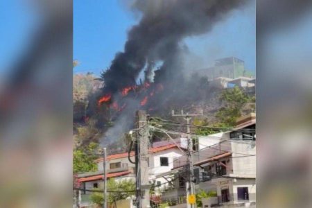 Incêndio atinge área de dunas no Imbuí, em Salvador, nesta segunda (12)