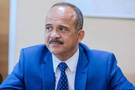 Elinaldo rebate críticas do PT após apoio de ACM Neto a Flávio Bolsonaro: “Ativaram o modo desespero”