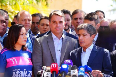 ACM Neto pede voto para Flávio Bolsonaro e afirma: “A Bahia não pode ficar na contramão”