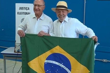 Lula vota em São Bernardo e diz que eleição é “gloriosa para o país”