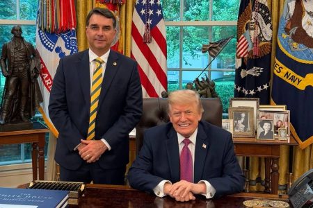 Trump classifica desempenho de Flávio Bolsonaro no 1º turno como ‘grande vitória’