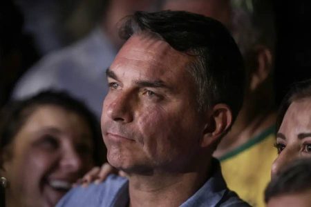 Flávio Bolsonaro defende fim da reeleição e promete mudança em eventual mandato