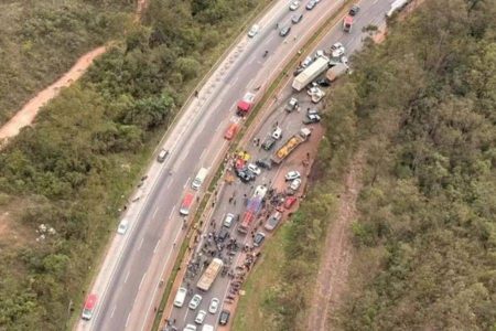 Acidente com 28 veículos deixa oito pessoas feridas na BR-040, em Minas Gerais