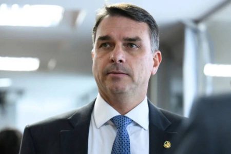 Flávio Bolsonaro pede investigação de diretor da PF por suposto favorecimento a Lula