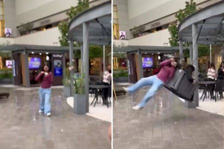 Jovem distraída é atingida por balanço em shopping