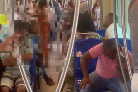 “P*ta é sua mãe”: bate-boca entre adolescente e homem é registrado no VLT de Salvador