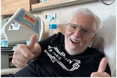 Carlos Alberto de Nóbrega é internado aos 90 anos para investigar possível infecção viral