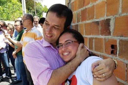 Léo e Ana ignoram a própria colmeia política sem pensar em 2028