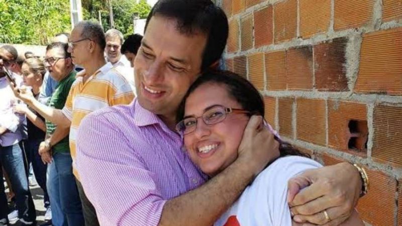 Léo e Ana ignoram a própria colmeia política sem pensar em 2028