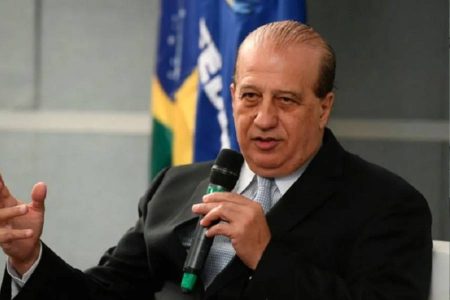 Ministro do TCU alerta para risco nas aposentadorias e critica gastos do governo Lula: “Está colapsando”