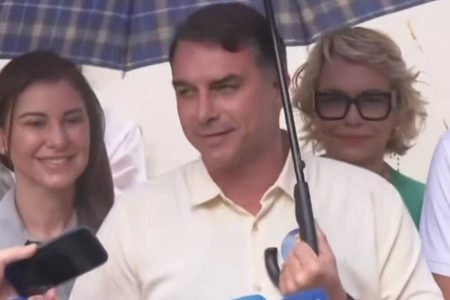 “Chegou a hora da mudança de verdade”, diz Flávio Bolsonaro após votar no Rio