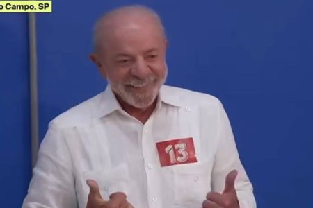 Lula destaca apoio popular e chama Flávio de mentiroso após votar em SP: “Ele não é capaz”
