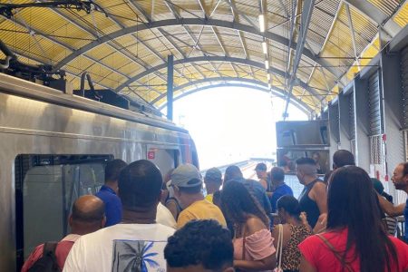 Homem morre após ficar preso entre trem e plataforma em estação de metrô de Salvador