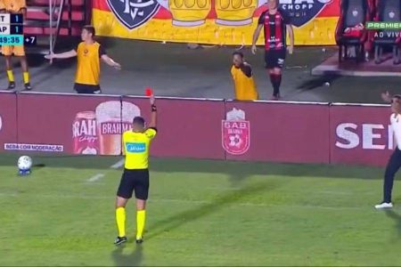 Marinho é punido pelo STJD e desfalca o Vitória contra o Coritiba