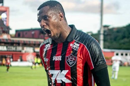 Vitória renova com Dudu até 2028 e reajusta salário durante recuperação de cirurgia na coluna