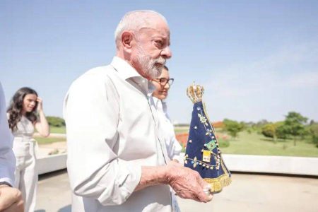 Lula participa de missa de Nossa Senhora Aparecida no Palácio da Alvorada