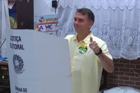 Flávio Bolsonaro vota no Rio e promete “fim da era do atraso”
