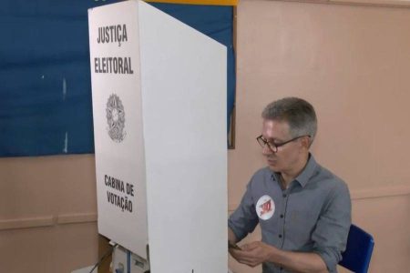 Romeu Zema descumpre regra eleitoral ao entrar com celular na cabine de votação