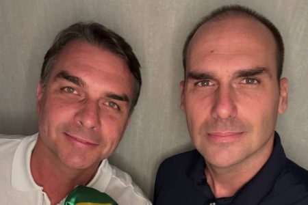 Eduardo Bolsonaro publica primeira foto com Flávio nos EUA: “Não desistiremos do Brasil”